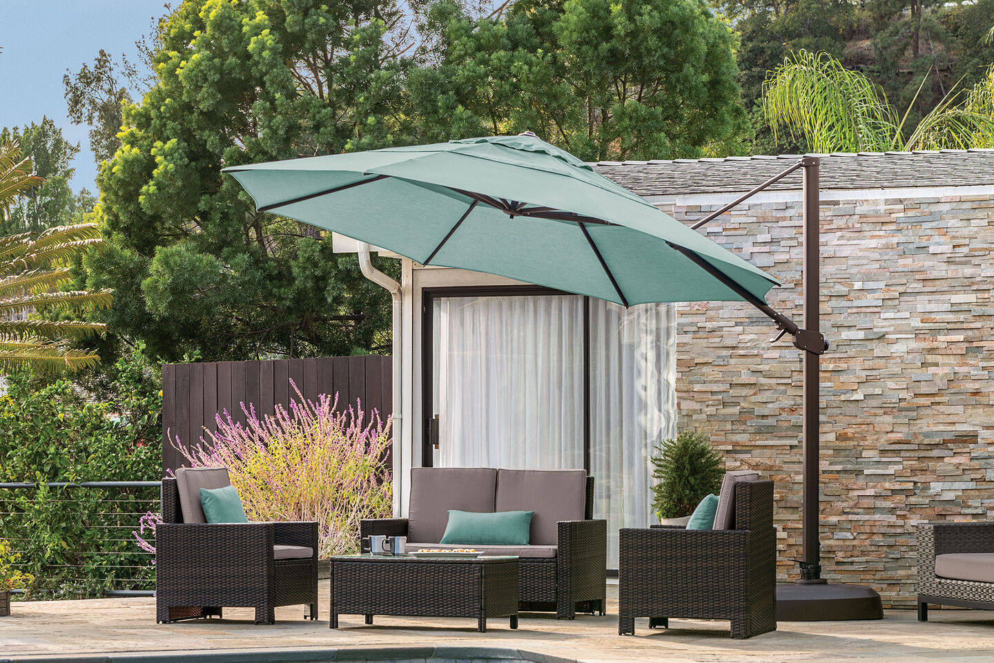 Steel Frames: The Robust Choice for Commercial-Grade Patio Parasol